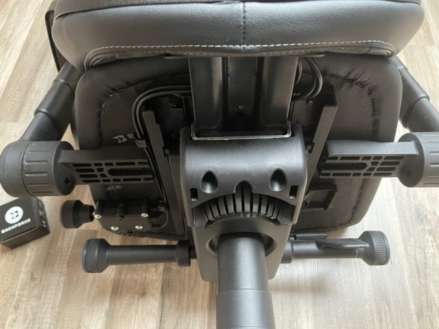 Neuer Gaming Chair im Test: Backforce One Plus 6 Die Unterseite des Backforce One Plus mit vielen Hebeln und Einstellungs-Drehknäufen