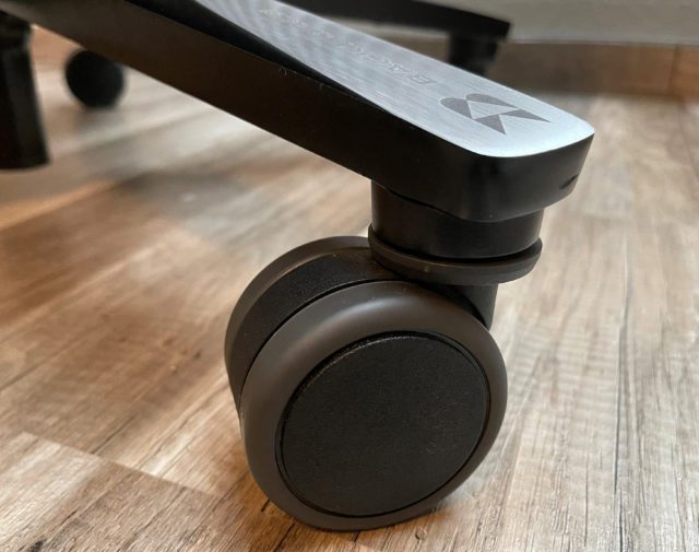 Neuer Gaming Chair im Test: Backforce One Plus 8 Die großen 65mm Rollen am Backforce One Plus